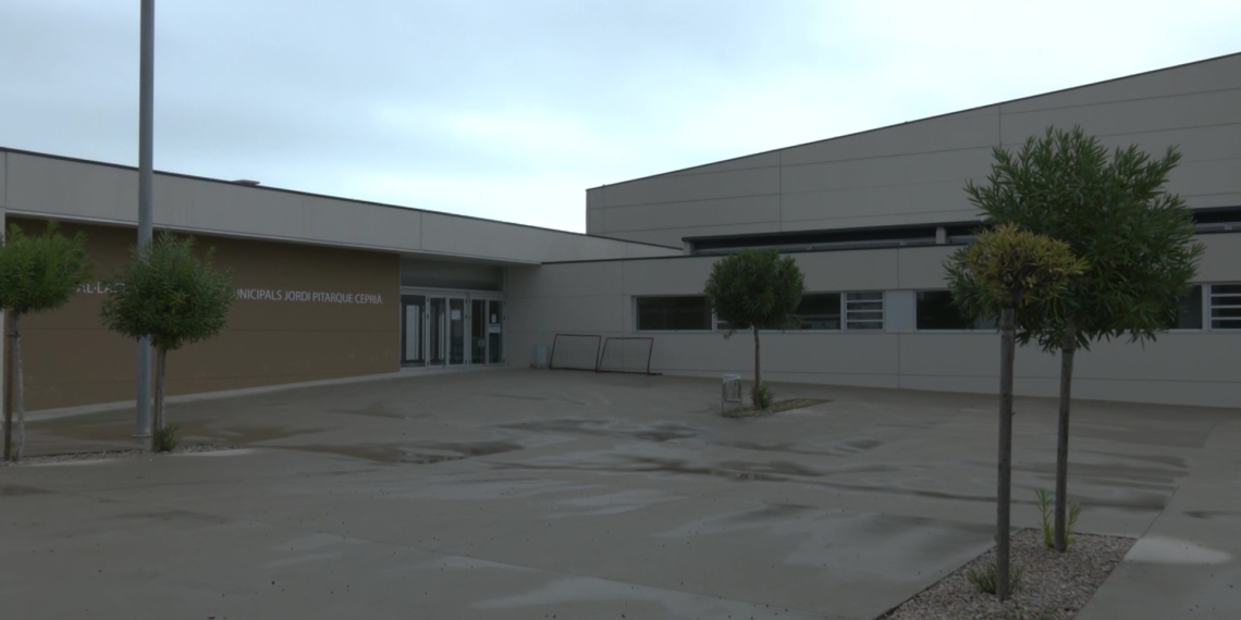 L’Ampolla estalviarà 5.000 euros l’any amb les 80 plaques fotovoltaiques del complex esportiu