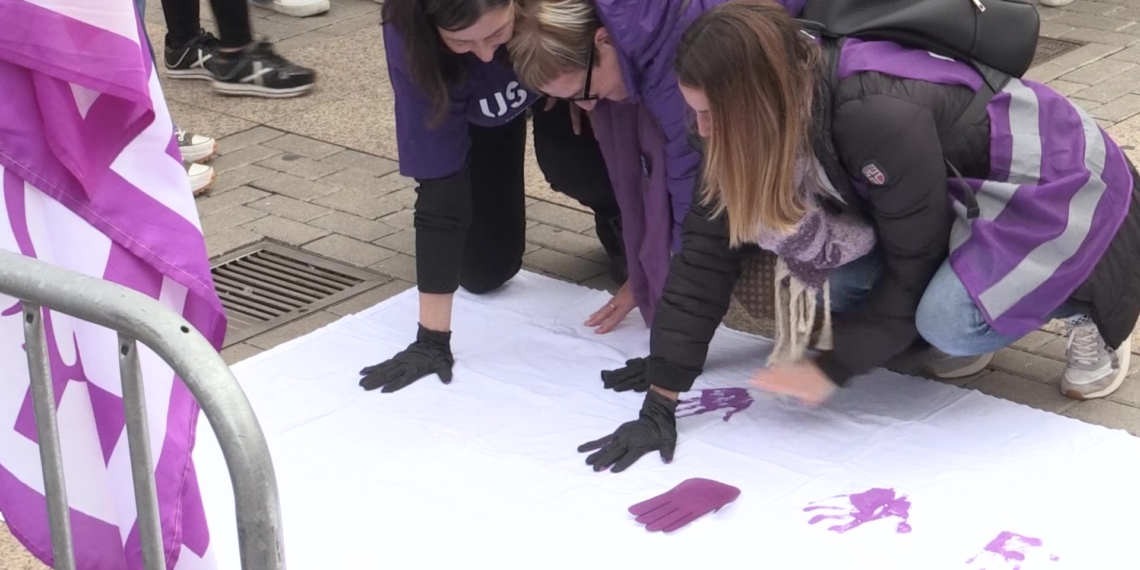 Els sindicats visibilitzen els casos de violència de gènere amb mural simbòlic ple de mans lila