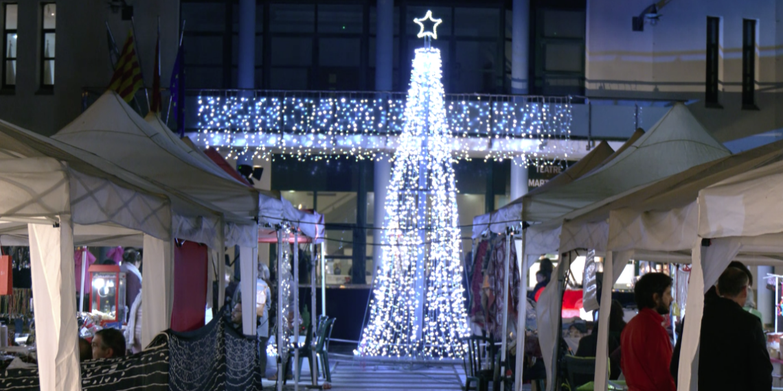 Sant Jaume d’Enveja omple els carrers de colors nadalencs amb l’Encesa de llums