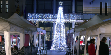 Sant Jaume d’Enveja omple els carrers de colors nadalencs amb l’Encesa de llums
