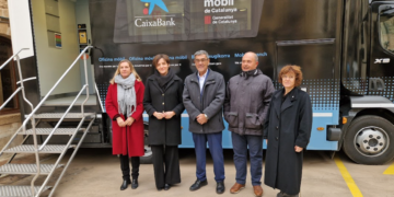 Veïns i veïnes de la Pobla de Massaluca celebren l’arribada de la Banca Mòbil