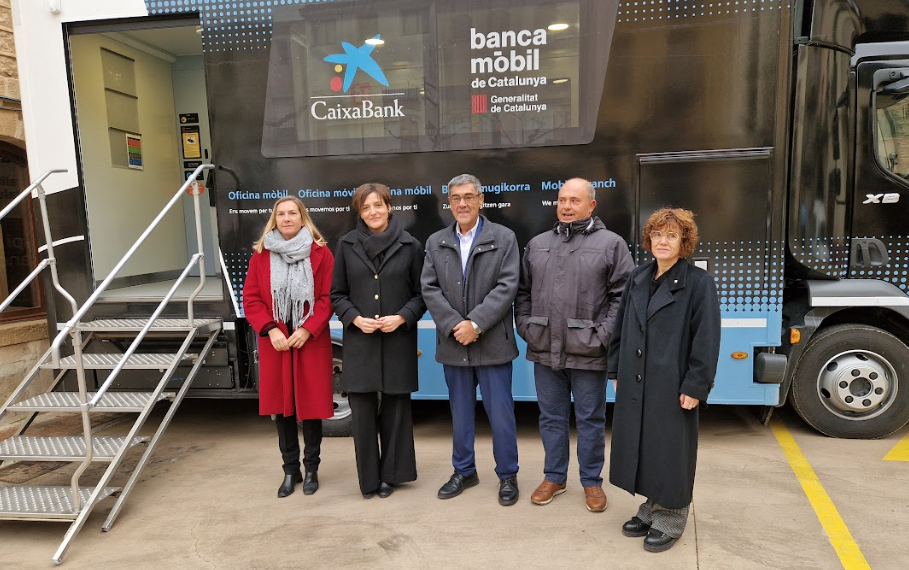 Veïns i veïnes de la Pobla de Massaluca celebren l’arribada de la Banca Mòbil
