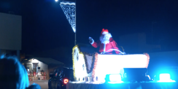El Pare Noel arriba a Sant Jaume d’Enveja acompanyat d’una rua