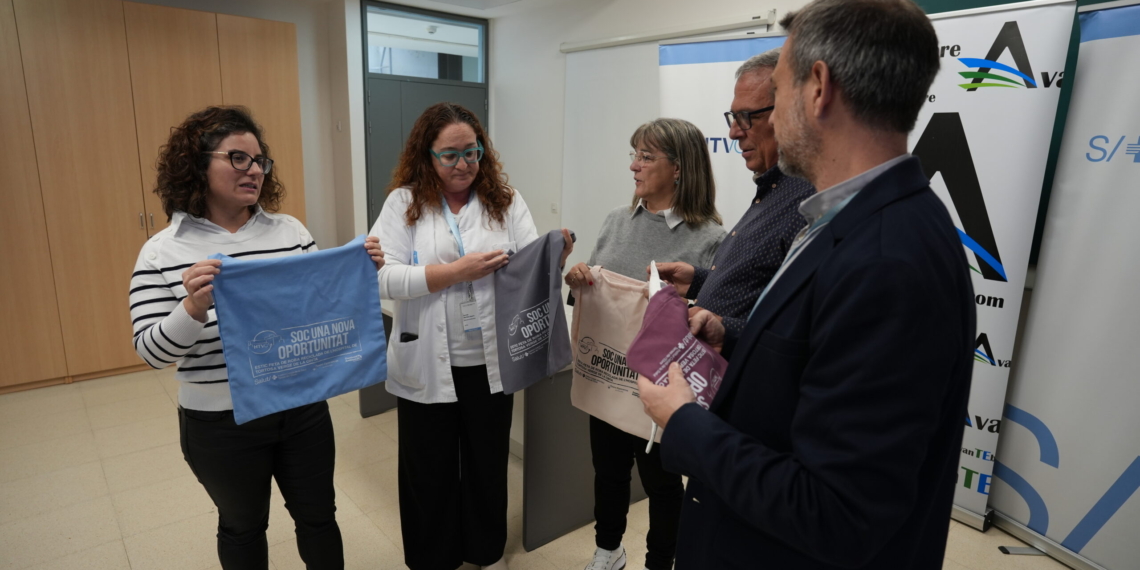 Converteixen la roba d’hospital en desús amb bosses reutilitzables per als pacients