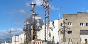 Una explosió provoca un incendi en una nau d’Olisefi al polígon Baix Ebre