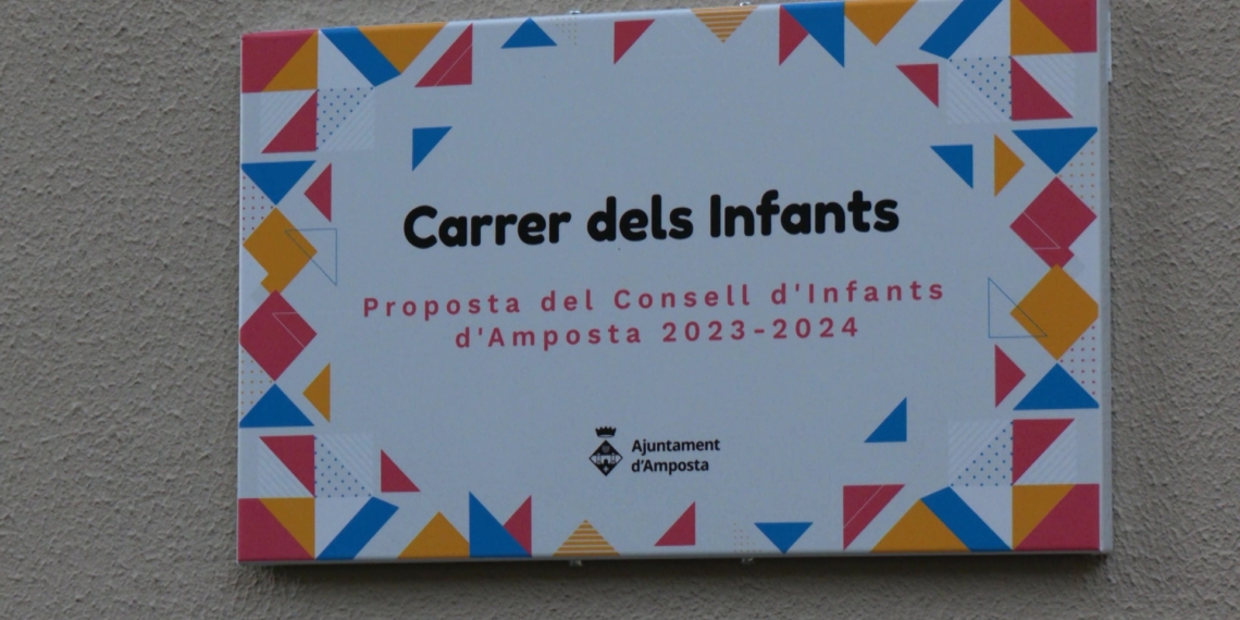 Un centenar de xiquets i xiquetes inauguren el primer carrer dels Infants d’Amposta