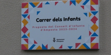 Un centenar de xiquets i xiquetes inauguren el primer carrer dels Infants d’Amposta