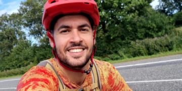 L’Ebrenc Pau Hidalgo inicia la volta al món en bicicleta per recaptar fons per al Projecte Emma