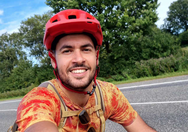 L’Ebrenc Pau Hidalgo inicia la volta al món en bicicleta per recaptar fons per al Projecte Emma