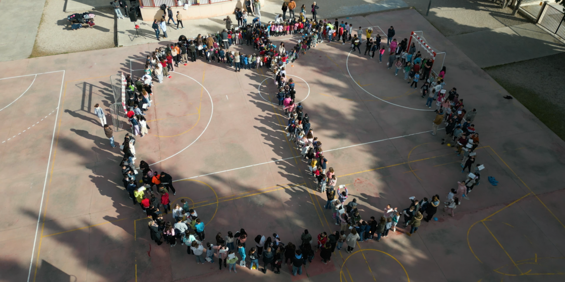 L’alumnat de l’escola Ferreries dibuixen un símbol de la pau gegant al pati de l’escola