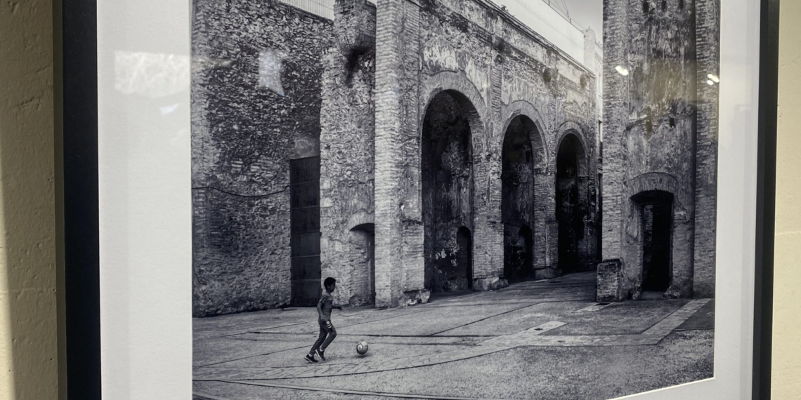 ‘Quan els carrers parlen’, l’exposició de Pep Mola sobre la quotidianitat dels carrers de Tortosa