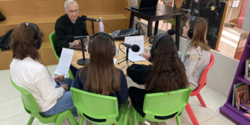 L’institut-escola Daniel Mangrané dedica la nova Sala de la Pau al ceramista Joan Panisello 