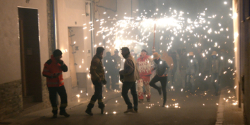 Gegants, capgrossos i una gran tronada donen el tret de sortida a Sant Antoni al Perelló