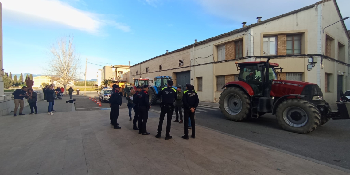 Revolta Pagesa es concentra amb tractors als Jutjats d’Amposta per denunciar els robatoris al camp