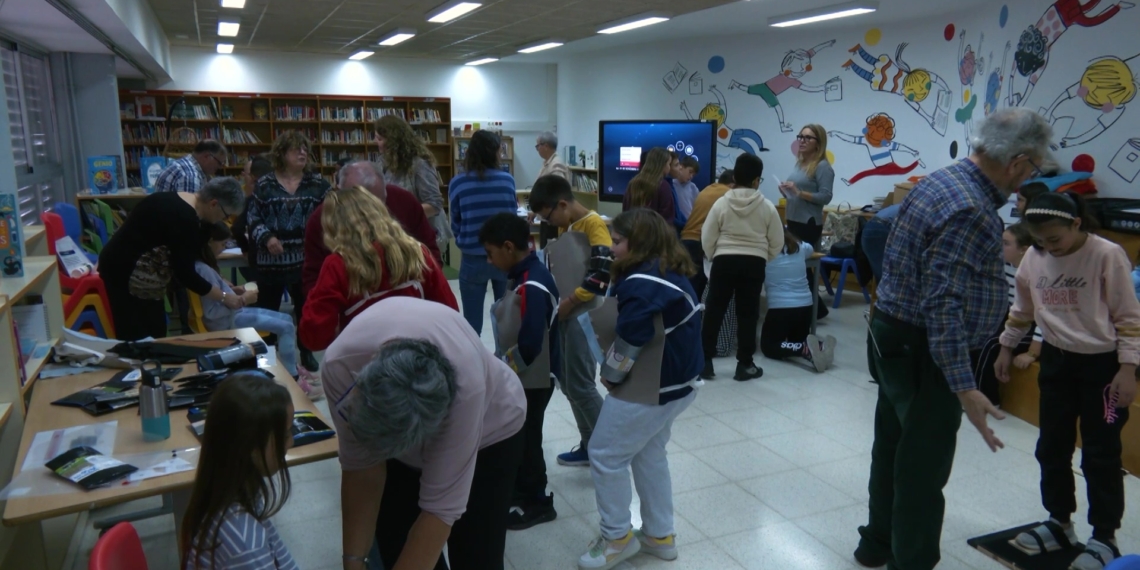 Els alumnes de l’escola de Jesús es posen a la pell d’una persona amb Parkinson