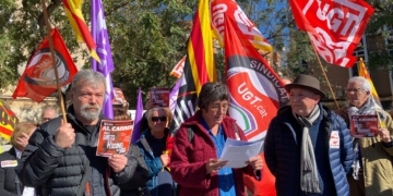 Desenes de persones es manifesten a Tortosa pels drets dels treballadors