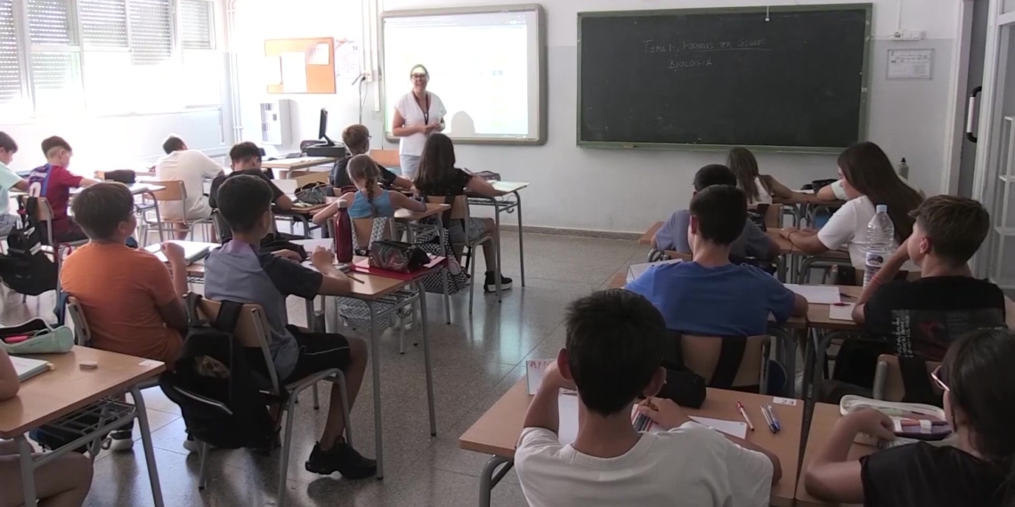 Educació planteja prohibir el mòbil a l’aula a tots els cursos i restringir les pantalles a infantil