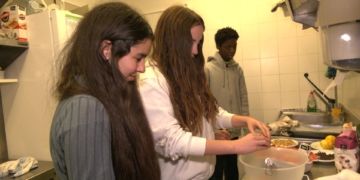 Joves voluntaris d’Amposta cuinen per als nouvinguts a Càritas