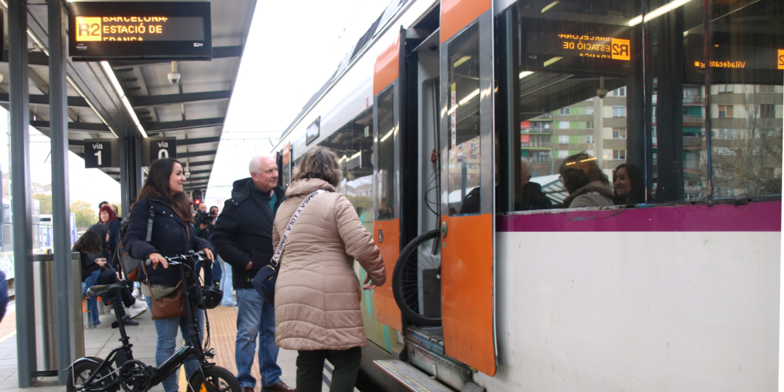 Els sindicats desconvoquen la vaga de Renfe i Adif després d’un acord amb el Ministeri de Transports