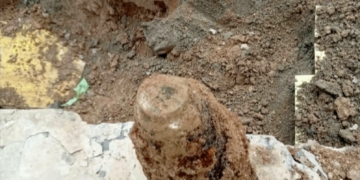 Les obres a un carrer d’Ascó treuen a la llum un projectil de la Batalla de l’Ebre