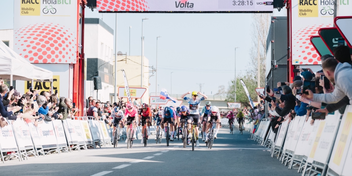 Matthew Brennan guanya l’etapa entre Paüls i Amposta de la Volta a Catalunya i Ayuso recupera el liderat