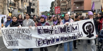 Multitudinària concentració convocada a Tortosa per Vaga Feminista pel 8M