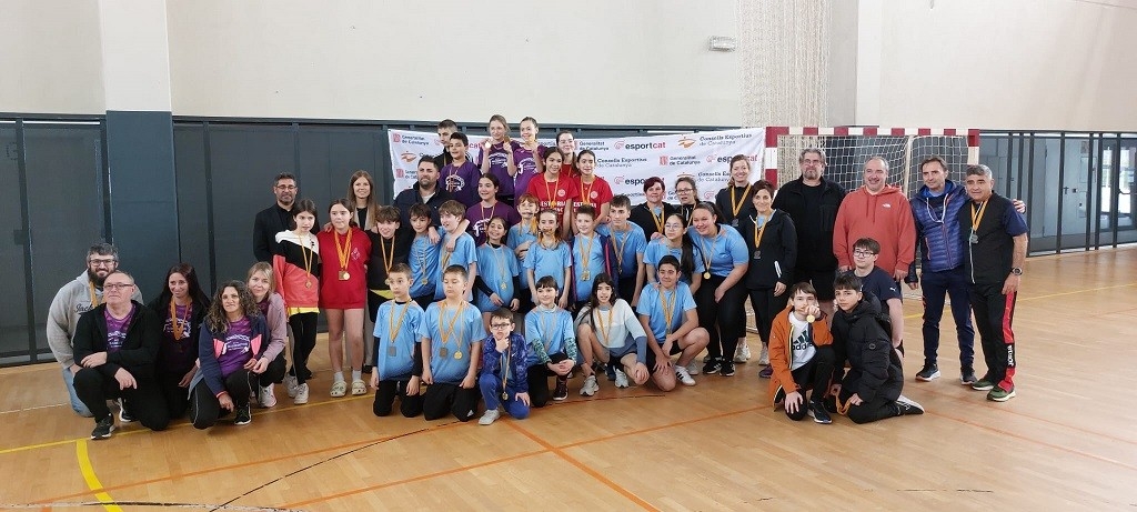 Intensa jornada de bàdminton escolar i d’esport popular al Perelló