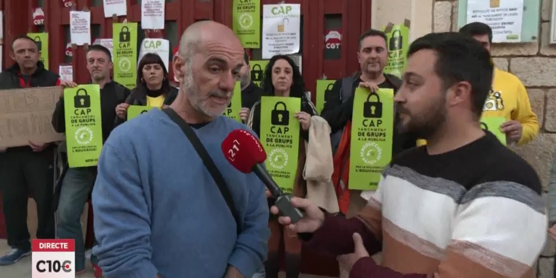 Els sindicats educatius es concentren per aturar el tancament de línies a Catalunya