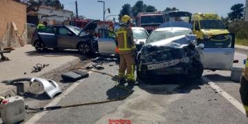 Un ferit crític, un de greu i dos de menys greus en un accident frontal amb tres vehicles implicats a la C-12 a Flix