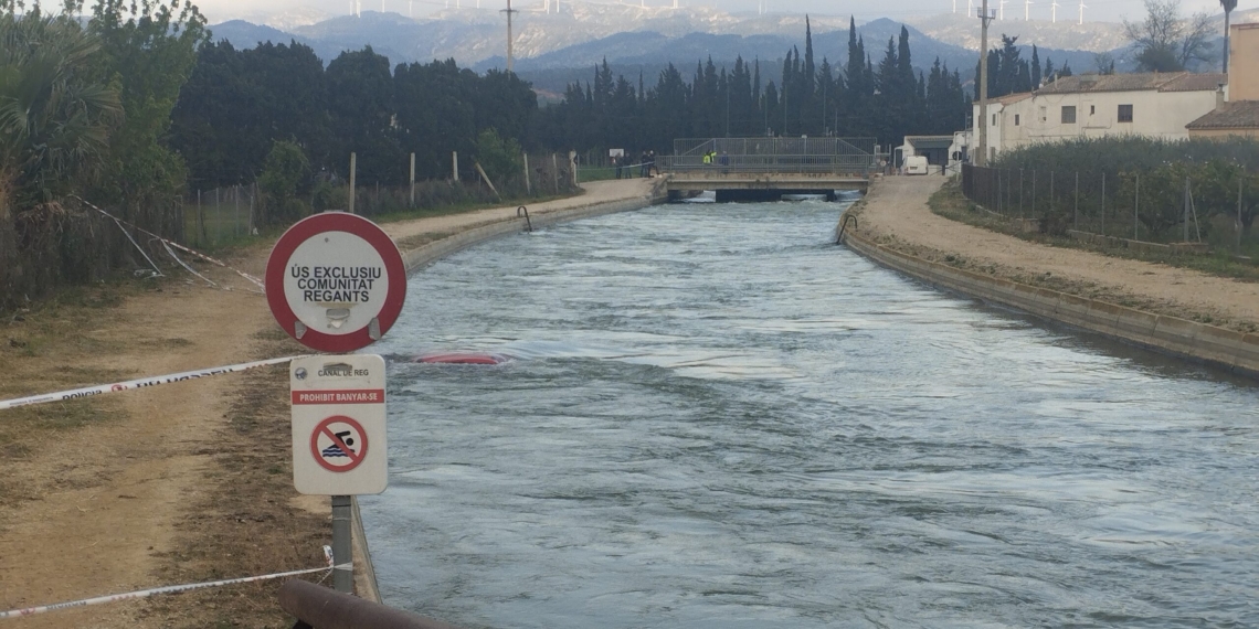 Un mort i un ferit en estat greu en caure el cotxe en què viatjaven al canal de Roquetes