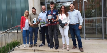 El Consell Comarcal del Montsià reconeix i recolza al pilot casenc Íker Garcia