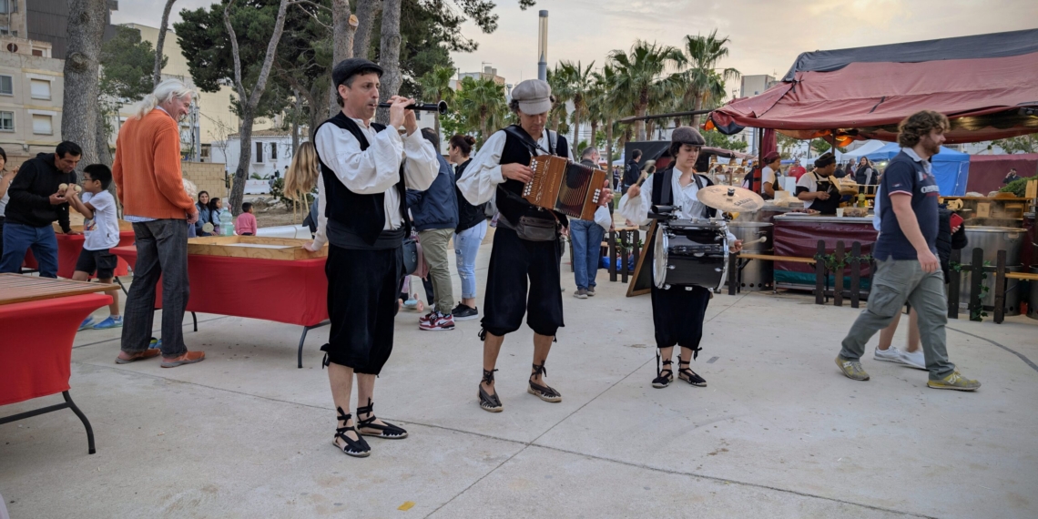 Centenars de visitants passen per la 32a Fira Alternativa de l’Ametlla de Mar