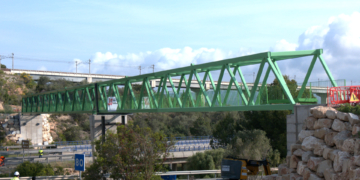 La Via Verda de la Val de Zafán creua l’AP-7 i la C-12 amb una nova passarel·la a Amposta