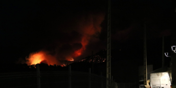 El foc salta el riu Ebre i entra al terme de Tivenys