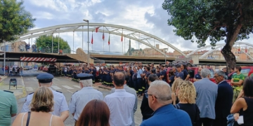 Centenars de persones acomiaden al bomber Antonio Serrano a l’església del Roser