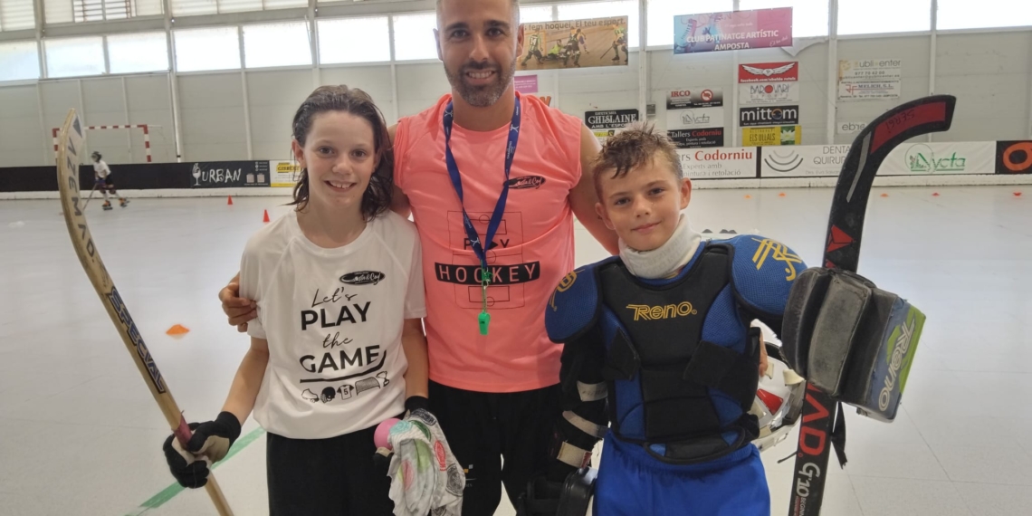 Xavi Costa, jugador d’hoquei ampostí del Noia Freixenet, transmet els seus coneixements en un Campus a Amposta
