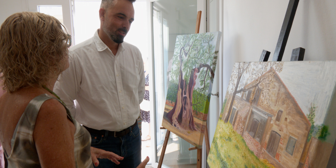 Les Cases d’Alcanar dona el tret de sortida a les festes d’agost amb una exposició de pintura d’Hermínia Marí