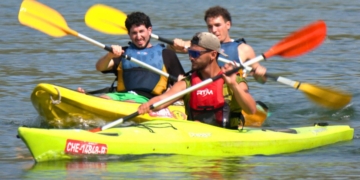 Més d’un centenar d’alumnes de la URV descobreixen l’Ebre amb la 7a Piraguada Universitària