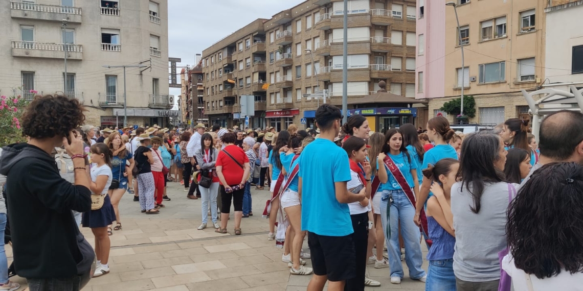 Centenars de persones participen en la caminada solidària contra el càncer de les Festes de la Cinta 