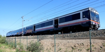 Comboi regional que s'ha aturat a dos quilòmetres al nord de l'estació de l'Aldea el passat dilluns 28 d’abril del 2025. Autor: Jordi Marsal