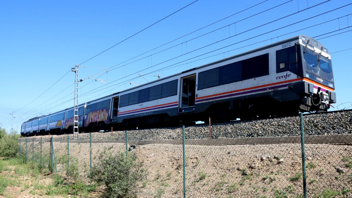 Comboi regional que s'ha aturat a dos quilòmetres al nord de l'estació de l'Aldea el passat dilluns 28 d’abril del 2025. Autor: Jordi Marsal