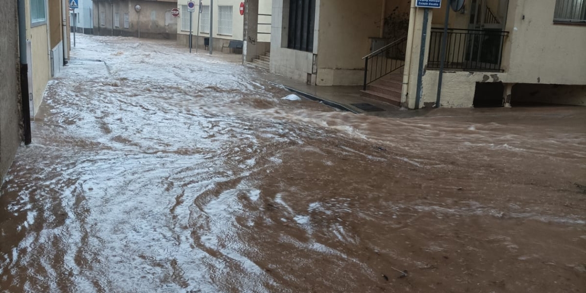 Protecció Civil envia una alerta als mòbils del Montsià per les pluges torrencials demanant evitar la mobilitat