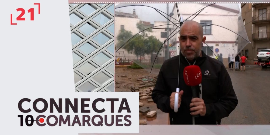 Solidaritat entre els veïns de Godall netejant les afectacions de l’aiguat