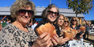 La Festa de la Clotxa reparteix un miler de racions a Flix en el seu vintè aniversari