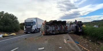 Un camió cisterna bolca a l’AP-7 a l’Ametlla de Mar i causa tres quilòmetres de congestió