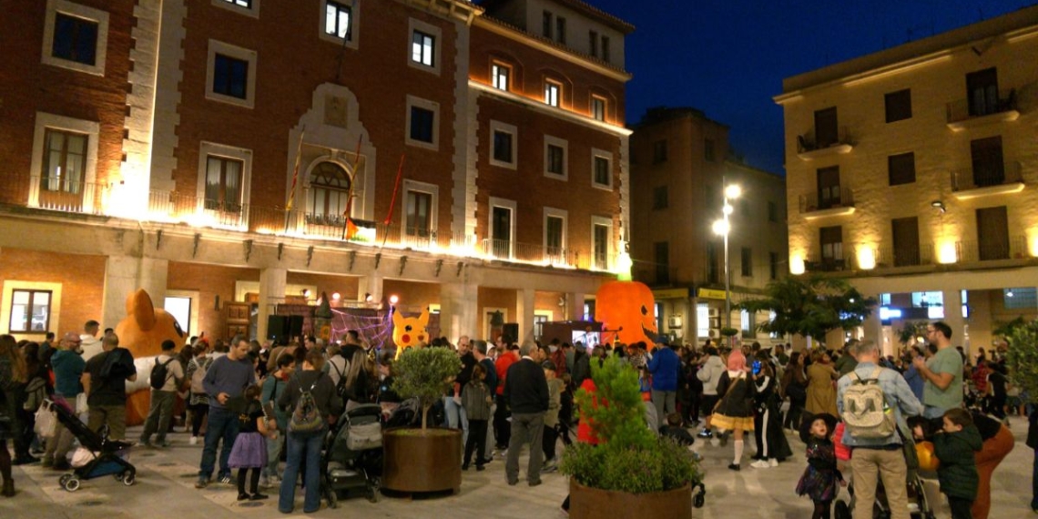 El Castaween omple la plaça de l’Ajuntament de Tortosa amb castanyes, disfresses i activitats familiars