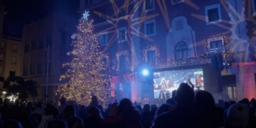 Tortosa dona el tret de sortida al Nadal amb l’encesa de llums a la plaça de l’Ajuntament