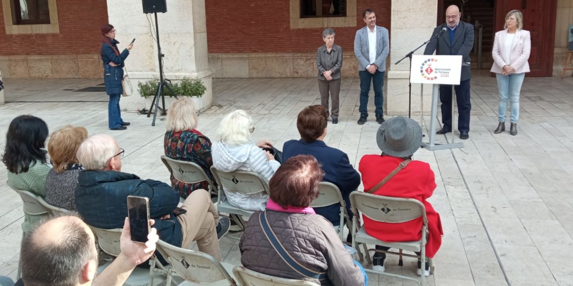 Tortosa homenatja l’alcalde republicà Josep Rodríguez amb una llamborda a les portes de l’Ajuntament