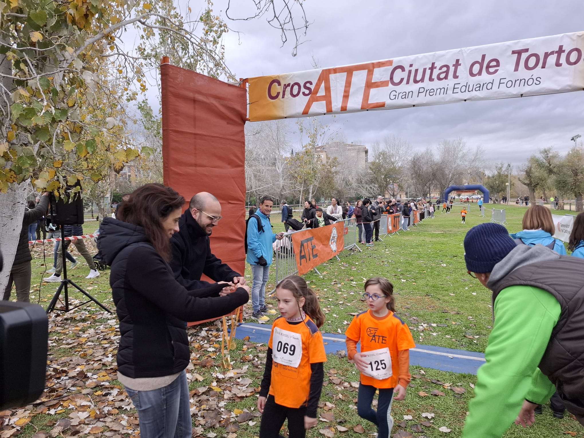 Els escolars obren el cros Xè Cros ATE-Ciutat de Tortosa dins de la programació dels jocs esportius