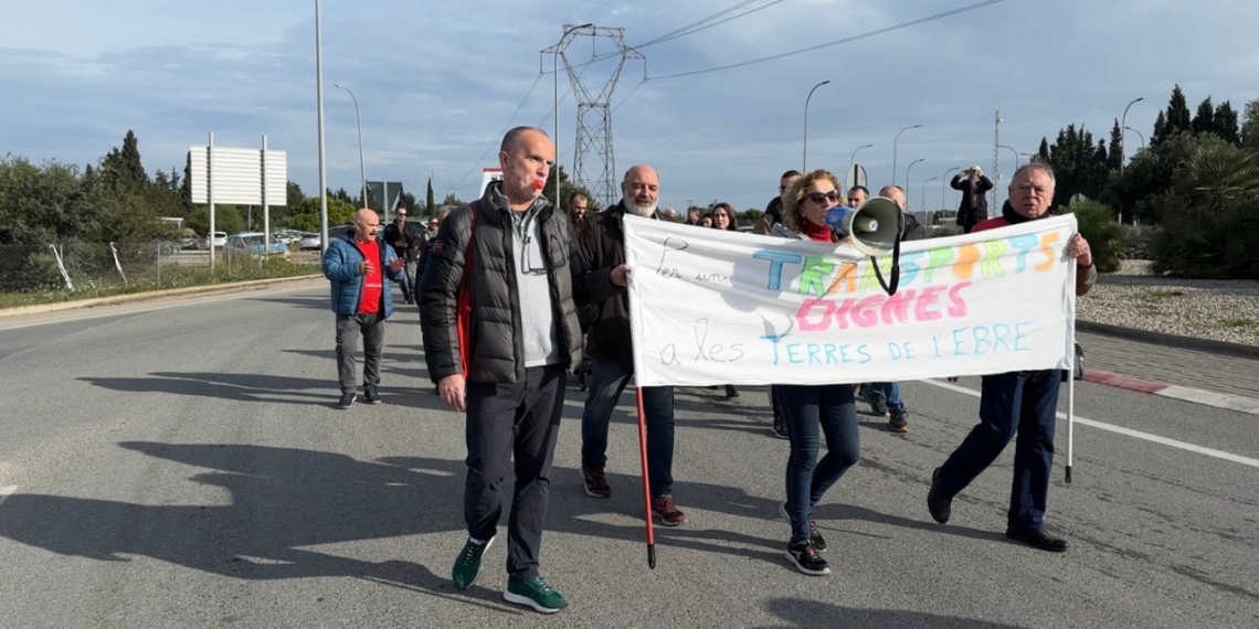 Trens Dignes denuncia amb un tall viari que el nou Pla de Transport no preveu millores per a l’Ebre